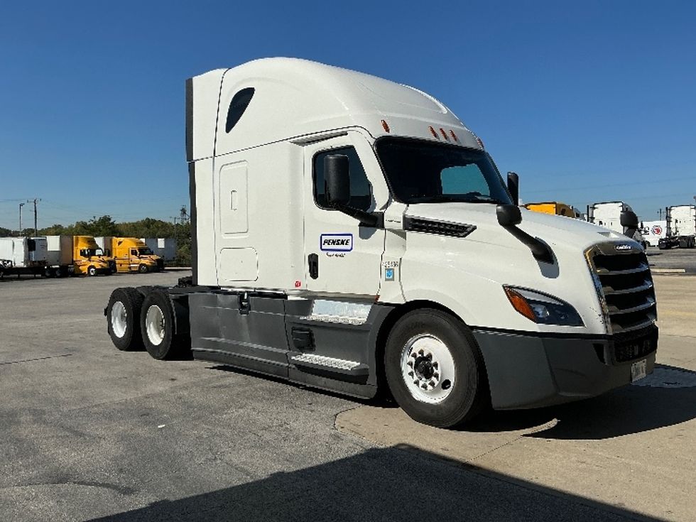 Sleeper Tractor-Heavy Duty Tractors-Freightliner-2022-T12664ST-East Chicago-IN-396,538\n\t\tmiles-$ 78,250 - Image 1