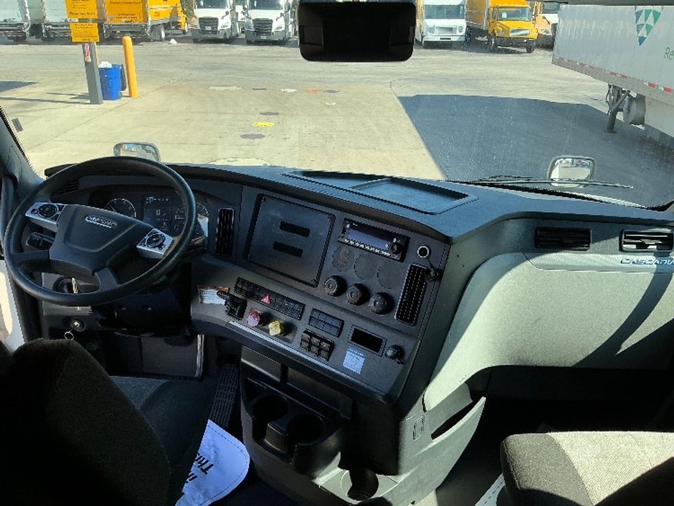 Sleeper Tractor-Heavy Duty Tractors-Freightliner-2022-T12664ST-East Chicago-IN-396,538\n\t\tmiles-$ 78,250 - Image 12