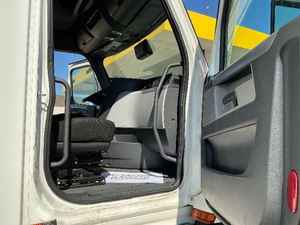 Sleeper Tractor-Heavy Duty Tractors-Freightliner-2022-T12664ST-East Chicago-IN-396,538\n\t\tmiles-$ 78,250 - Image 13