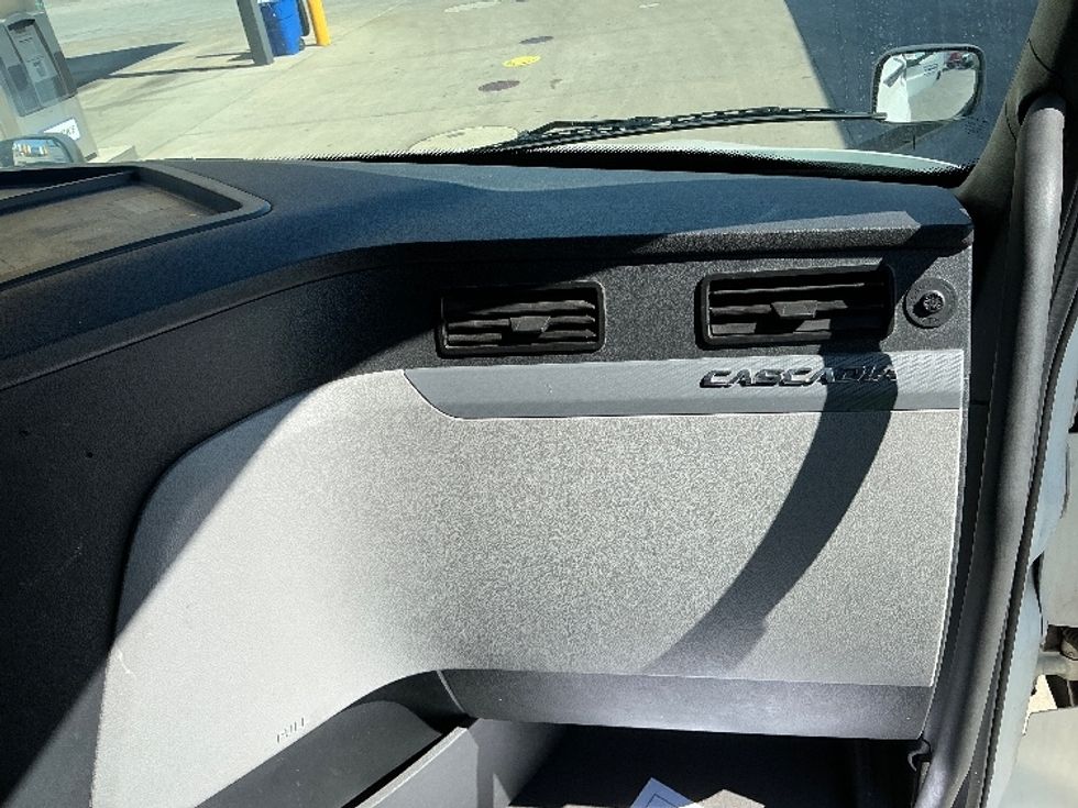 Sleeper Tractor-Heavy Duty Tractors-Freightliner-2022-T12664ST-East Chicago-IN-396,538\n\t\tmiles-$ 78,250 - Image 14