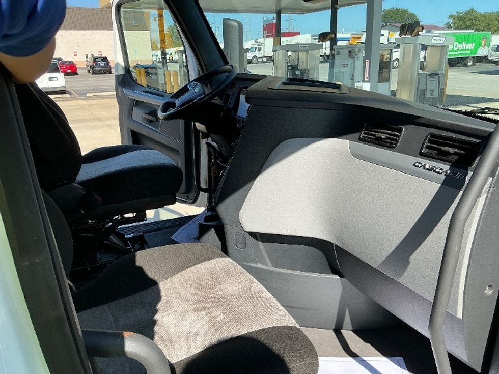 Sleeper Tractor-Heavy Duty Tractors-Freightliner-2022-T12664ST-East Chicago-IN-396,538\n\t\tmiles-$ 78,250 - Image 15