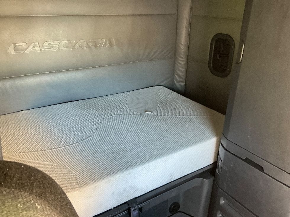 Sleeper Tractor-Heavy Duty Tractors-Freightliner-2022-T12664ST-East Chicago-IN-396,538\n\t\tmiles-$ 78,250 - Image 17