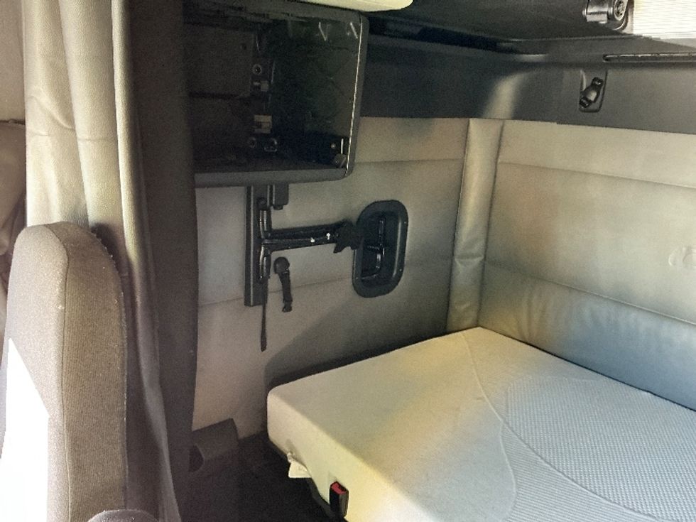 Sleeper Tractor-Heavy Duty Tractors-Freightliner-2022-T12664ST-East Chicago-IN-396,538\n\t\tmiles-$ 78,250 - Image 19