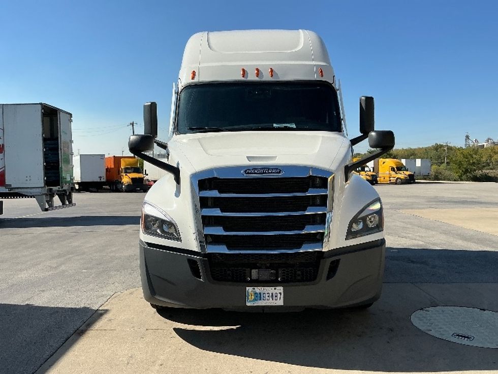 Sleeper Tractor-Heavy Duty Tractors-Freightliner-2022-T12664ST-East Chicago-IN-396,538\n\t\tmiles-$ 78,250 - Image 2