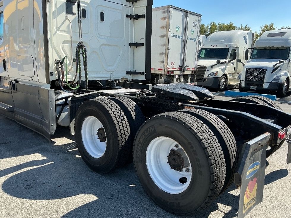 Sleeper Tractor-Heavy Duty Tractors-Freightliner-2022-T12664ST-East Chicago-IN-396,538\n\t\tmiles-$ 78,250 - Image 22