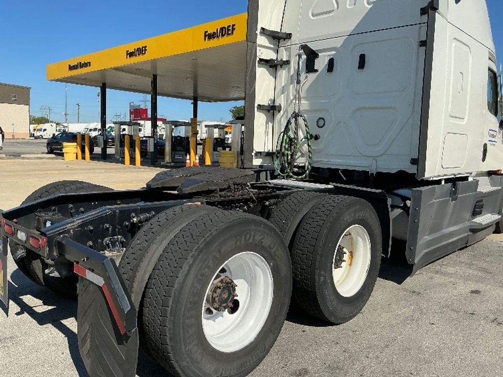 Sleeper Tractor-Heavy Duty Tractors-Freightliner-2022-T12664ST-East Chicago-IN-396,538\n\t\tmiles-$ 78,250 - Image 23