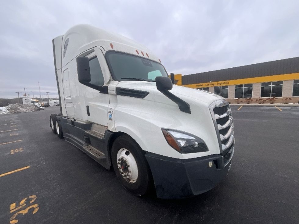 Sleeper Tractor-Heavy Duty Tractors-Freightliner-2022-T12664ST-East Chicago-IN-400,988\n\t\tmiles-$ 75,750 - Image 1