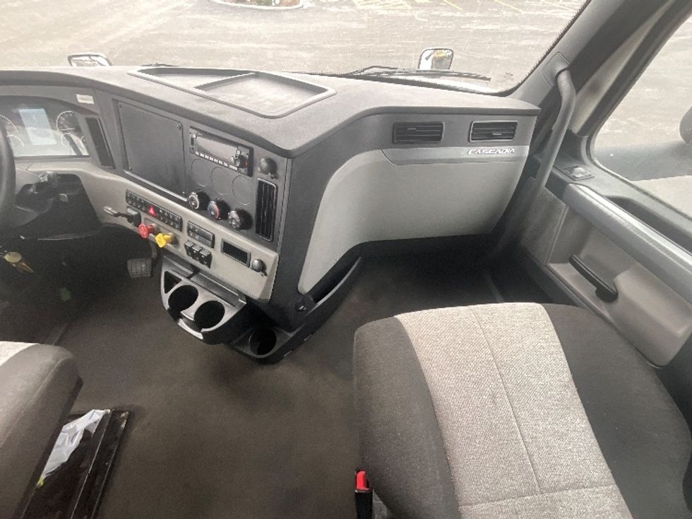 Sleeper Tractor-Heavy Duty Tractors-Freightliner-2022-T12664ST-East Chicago-IN-400,988\n\t\tmiles-$ 75,750 - Image 14