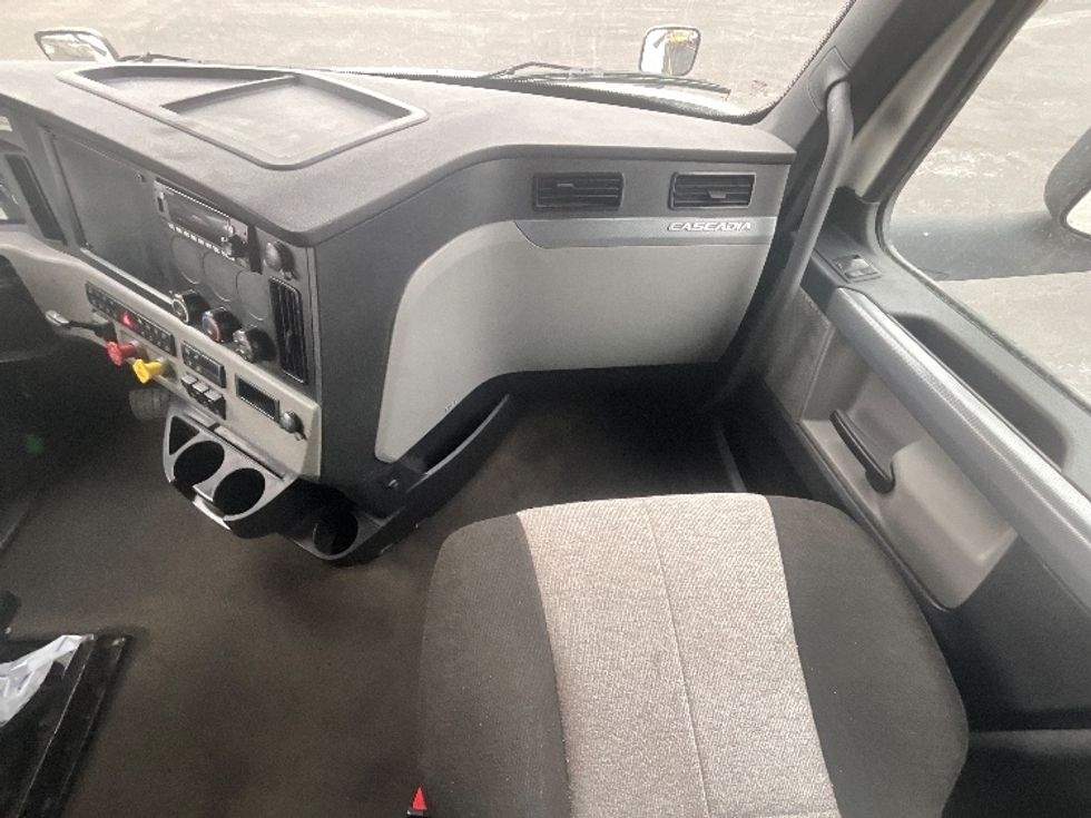 Sleeper Tractor-Heavy Duty Tractors-Freightliner-2022-T12664ST-East Chicago-IN-400,988\n\t\tmiles-$ 75,750 - Image 15