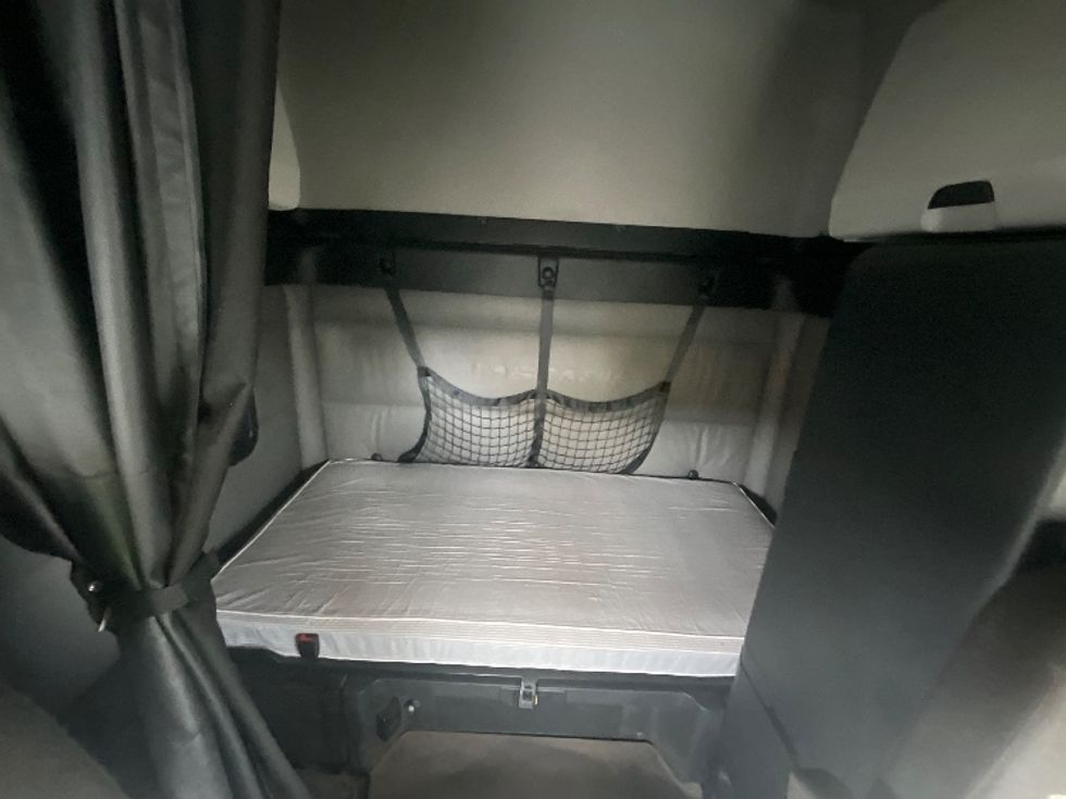 Sleeper Tractor-Heavy Duty Tractors-Freightliner-2022-T12664ST-East Chicago-IN-400,988\n\t\tmiles-$ 75,750 - Image 16