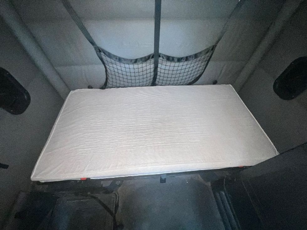 Sleeper Tractor-Heavy Duty Tractors-Freightliner-2022-T12664ST-East Chicago-IN-400,988\n\t\tmiles-$ 75,750 - Image 17