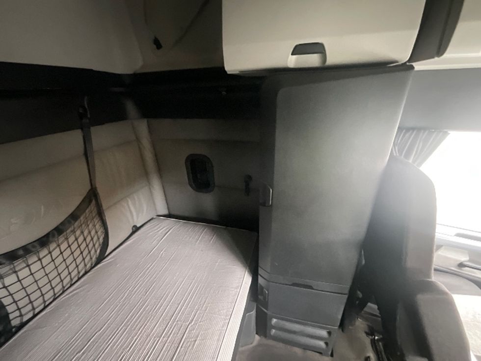 Sleeper Tractor-Heavy Duty Tractors-Freightliner-2022-T12664ST-East Chicago-IN-400,988\n\t\tmiles-$ 75,750 - Image 18