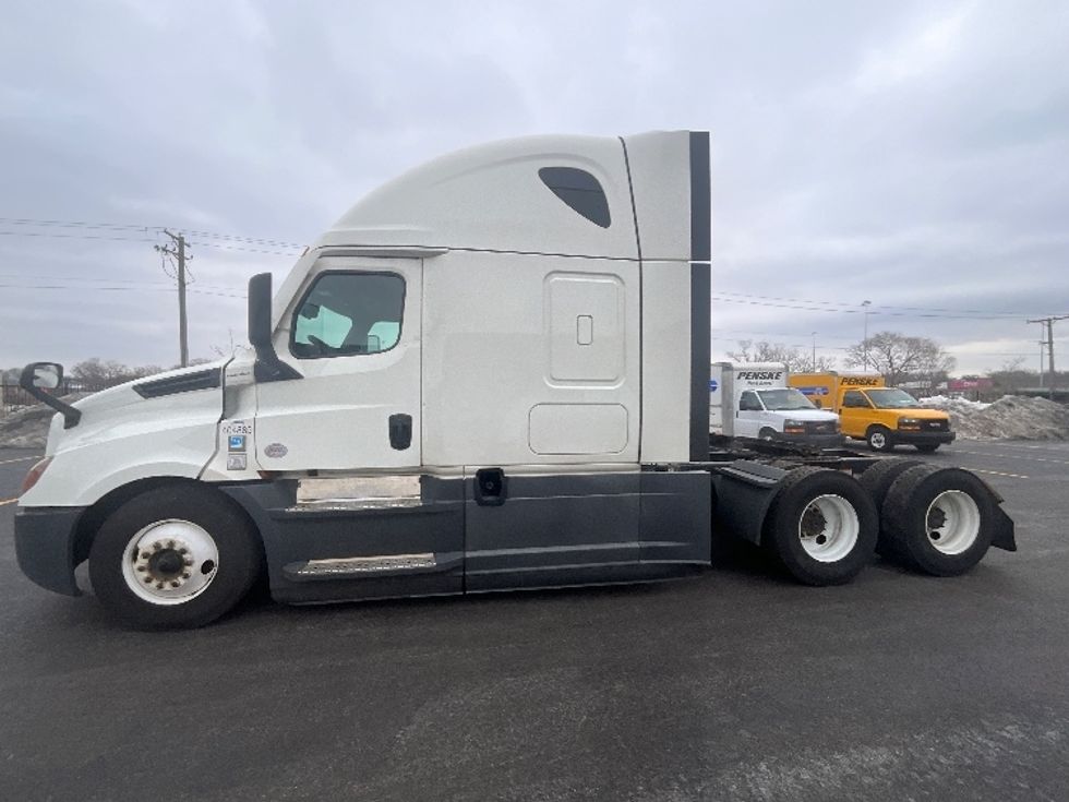 Sleeper Tractor-Heavy Duty Tractors-Freightliner-2022-T12664ST-East Chicago-IN-400,988\n\t\tmiles-$ 75,750 - Image 4