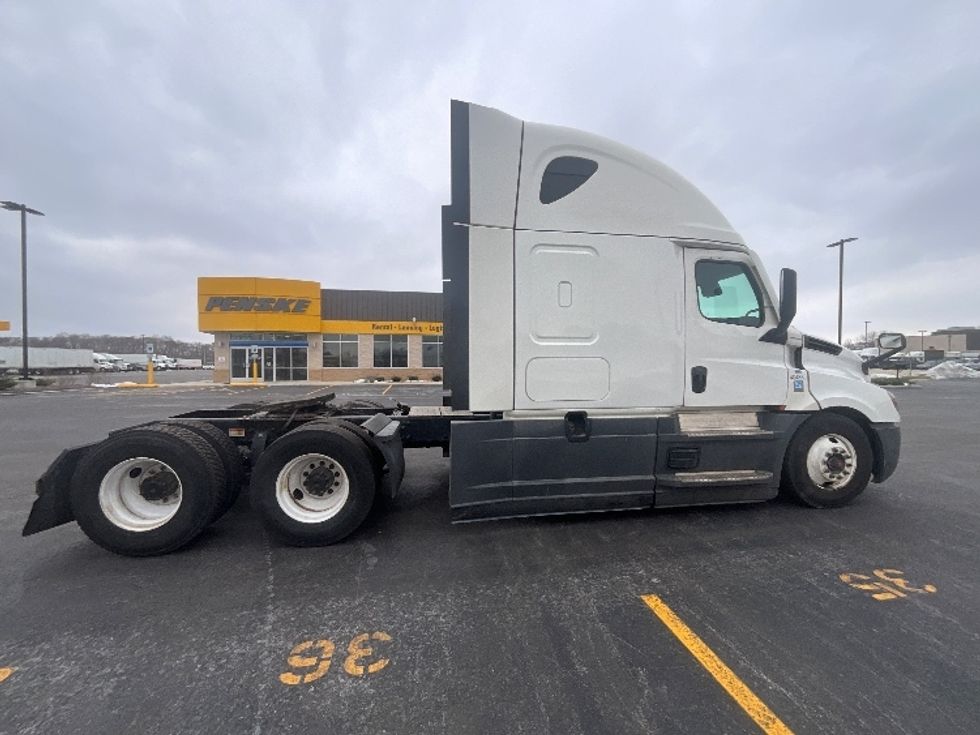 Sleeper Tractor-Heavy Duty Tractors-Freightliner-2022-T12664ST-East Chicago-IN-400,988\n\t\tmiles-$ 75,750 - Image 8