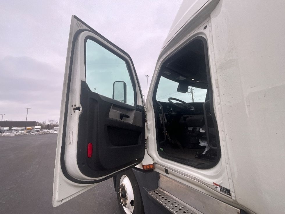 Sleeper Tractor-Heavy Duty Tractors-Freightliner-2022-T12664ST-East Chicago-IN-400,988\n\t\tmiles-$ 75,750 - Image 9