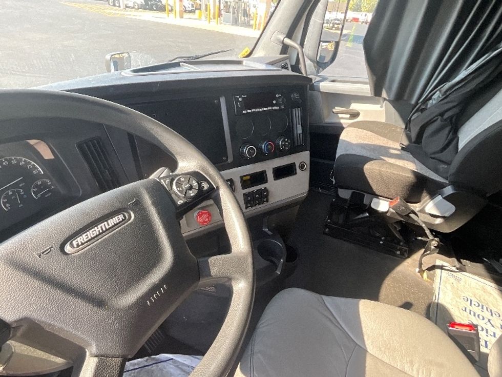 Sleeper Tractor-Heavy Duty Tractors-Freightliner-2022-T12664ST-East Chicago-IN-418,108\n\t\tmiles-$ 74,000 - Image 10