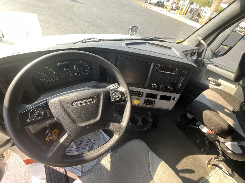 Sleeper Tractor-Heavy Duty Tractors-Freightliner-2022-T12664ST-East Chicago-IN-418,108\n\t\tmiles-$ 74,000 - Image 11