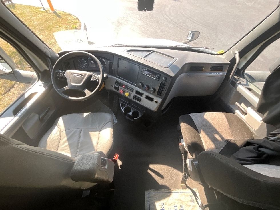 Sleeper Tractor-Heavy Duty Tractors-Freightliner-2022-T12664ST-East Chicago-IN-418,108\n\t\tmiles-$ 74,000 - Image 12