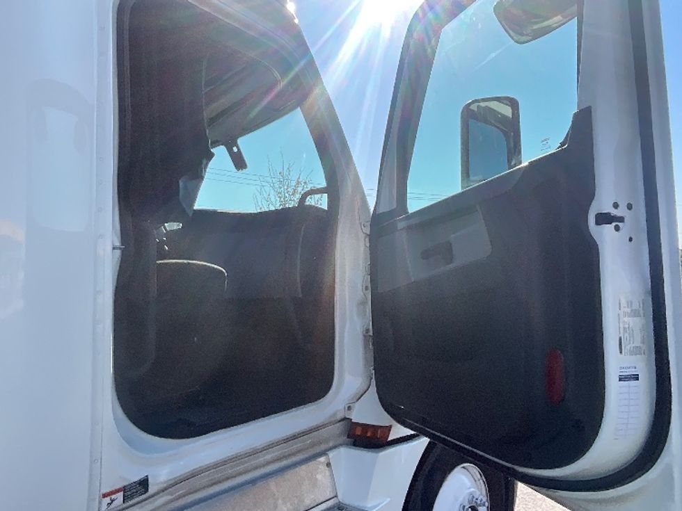 Sleeper Tractor-Heavy Duty Tractors-Freightliner-2022-T12664ST-East Chicago-IN-418,108\n\t\tmiles-$ 74,000 - Image 13