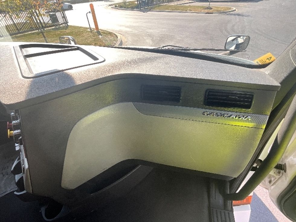 Sleeper Tractor-Heavy Duty Tractors-Freightliner-2022-T12664ST-East Chicago-IN-418,108\n\t\tmiles-$ 74,000 - Image 14