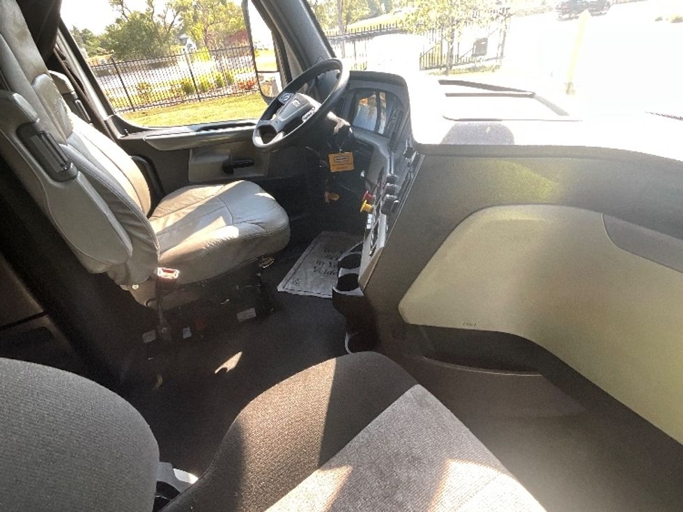 Sleeper Tractor-Heavy Duty Tractors-Freightliner-2022-T12664ST-East Chicago-IN-418,108\n\t\tmiles-$ 74,000 - Image 15