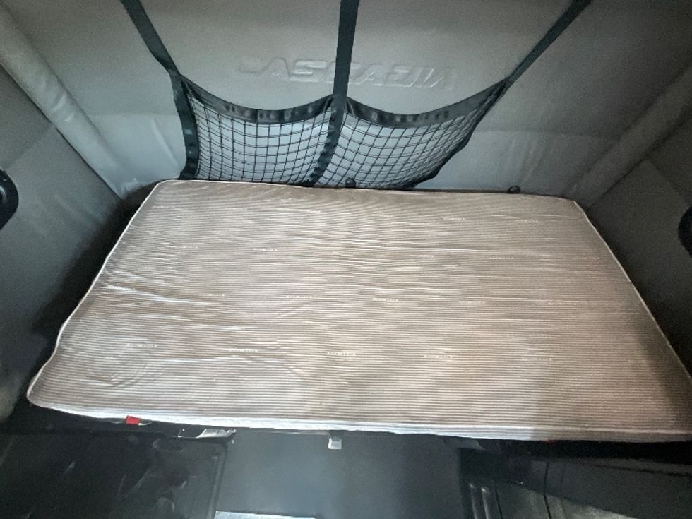 Sleeper Tractor-Heavy Duty Tractors-Freightliner-2022-T12664ST-East Chicago-IN-418,108\n\t\tmiles-$ 74,000 - Image 18