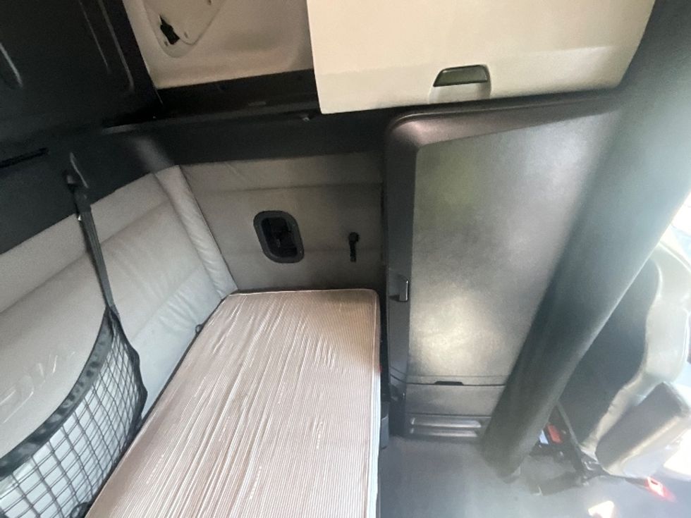 Sleeper Tractor-Heavy Duty Tractors-Freightliner-2022-T12664ST-East Chicago-IN-418,108\n\t\tmiles-$ 74,000 - Image 19