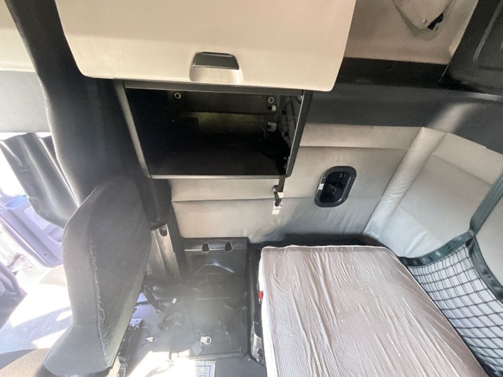 Sleeper Tractor-Heavy Duty Tractors-Freightliner-2022-T12664ST-East Chicago-IN-418,108\n\t\tmiles-$ 74,000 - Image 20