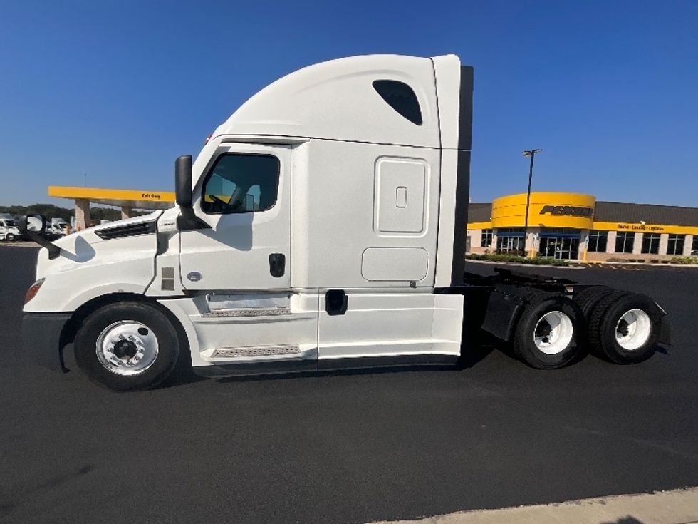 2022 Freightliner Cascadia 126" Sleeper Cab photo 4