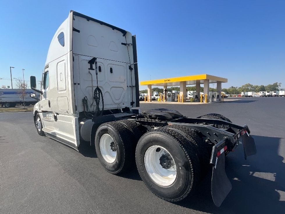 Sleeper Tractor-Heavy Duty Tractors-Freightliner-2022-T12664ST-East Chicago-IN-418,108\n\t\tmiles-$ 74,000 - Image 5