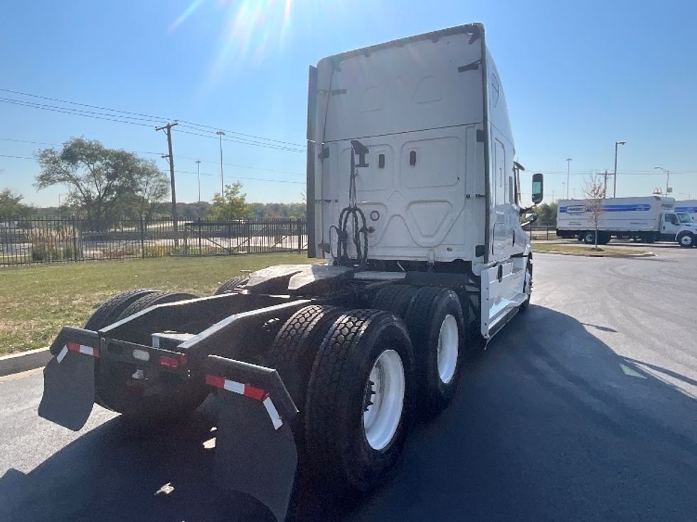 Sleeper Tractor-Heavy Duty Tractors-Freightliner-2022-T12664ST-East Chicago-IN-418,108\n\t\tmiles-$ 74,000 - Image 7