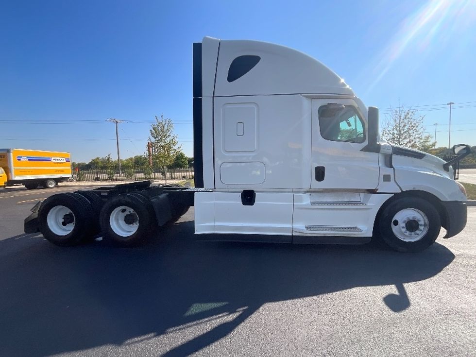 Sleeper Tractor-Heavy Duty Tractors-Freightliner-2022-T12664ST-East Chicago-IN-418,108\n\t\tmiles-$ 74,000 - Image 8