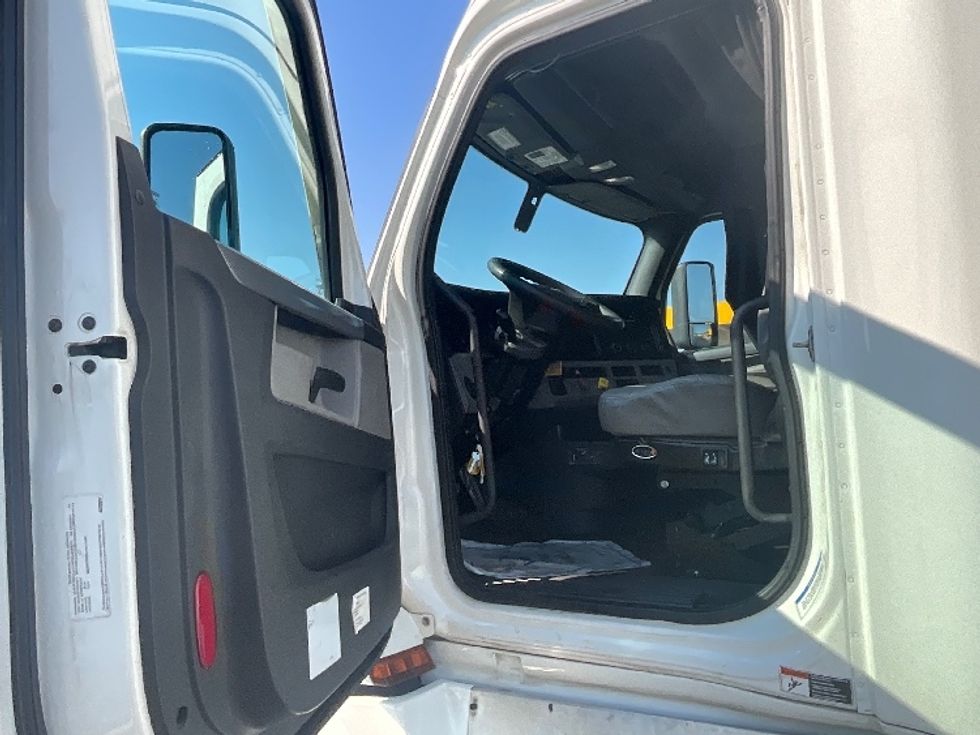 Sleeper Tractor-Heavy Duty Tractors-Freightliner-2022-T12664ST-East Chicago-IN-418,108\n\t\tmiles-$ 74,000 - Image 9