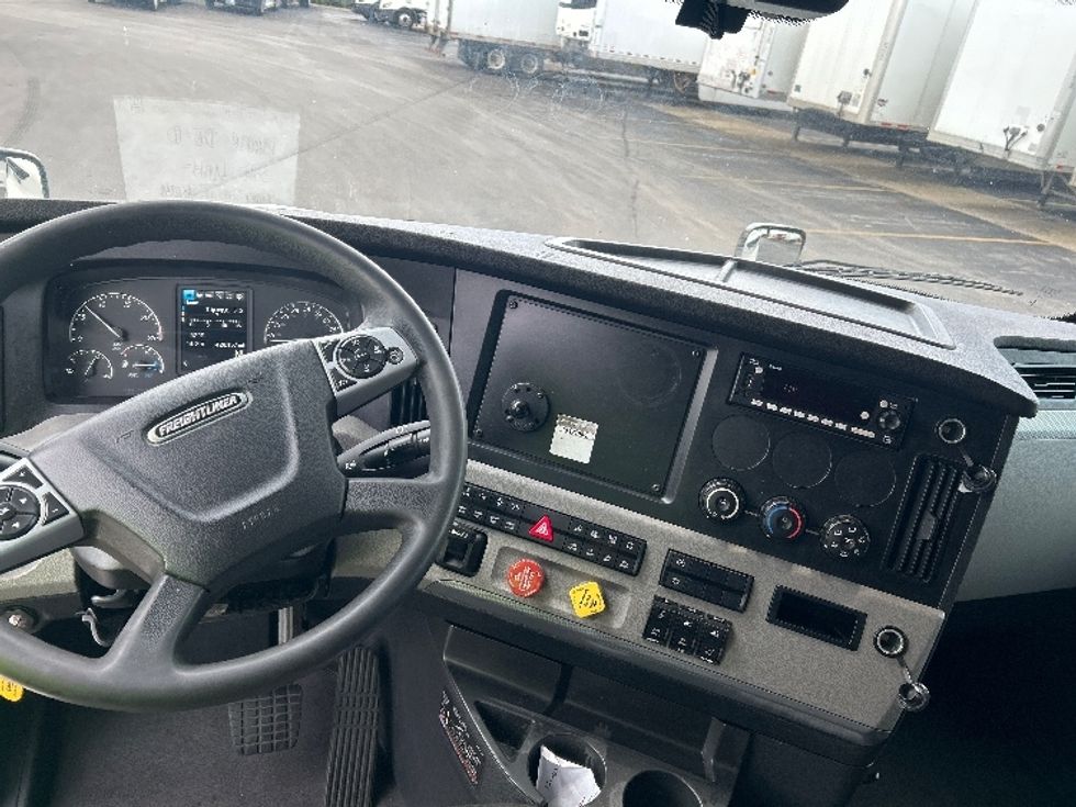 Sleeper Tractor-Heavy Duty Tractors-Freightliner-2022-T12664ST-East Chicago-IN-420,159\n\t\tmiles-$ 75,250 - Image 11