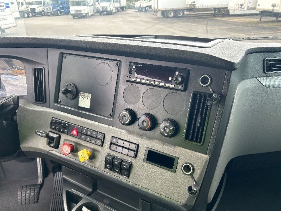 Sleeper Tractor-Heavy Duty Tractors-Freightliner-2022-T12664ST-East Chicago-IN-420,159\n\t\tmiles-$ 75,250 - Image 12