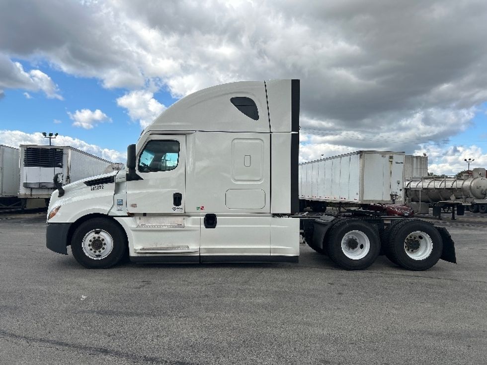 Sleeper Tractor-Heavy Duty Tractors-Freightliner-2022-T12664ST-East Chicago-IN-420,159\n\t\tmiles-$ 75,250 - Image 4