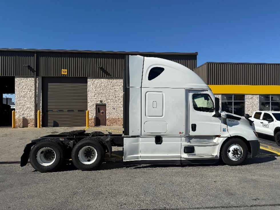 Sleeper Tractor-Heavy Duty Tractors-Freightliner-2022-T12664ST-East Chicago-IN-420,159\n\t\tmiles-$ 75,250 - Image 8
