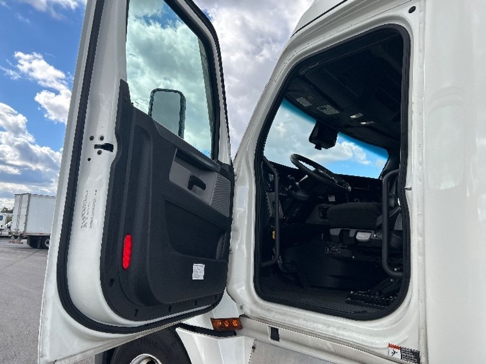 Sleeper Tractor-Heavy Duty Tractors-Freightliner-2022-T12664ST-East Chicago-IN-420,159\n\t\tmiles-$ 75,250 - Image 9