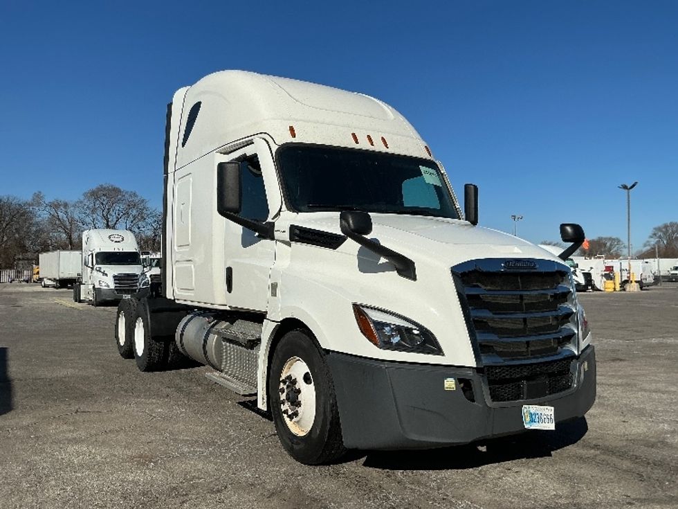 Sleeper Tractor-Heavy Duty Tractors-Freightliner-2022-T12664ST-East Chicago-IN-425,034\n\t\tmiles-$ 72,500 - Image 1