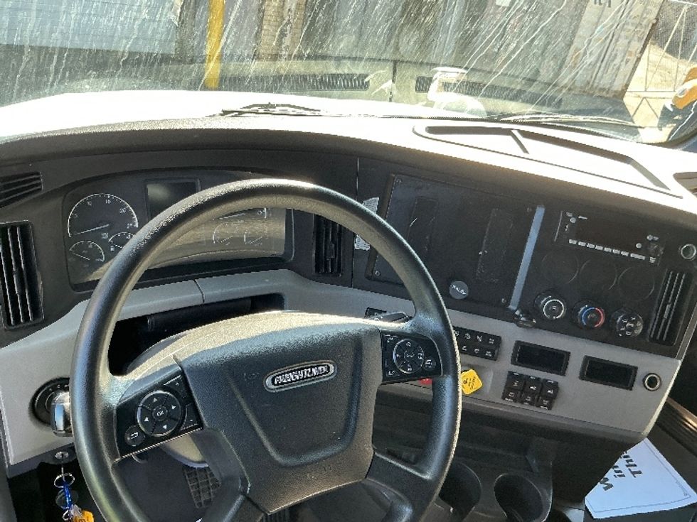 Sleeper Tractor-Heavy Duty Tractors-Freightliner-2022-T12664ST-East Chicago-IN-425,034\n\t\tmiles-$ 72,500 - Image 10