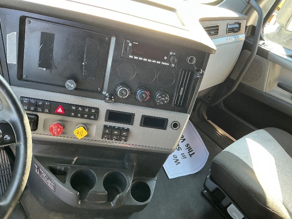 Sleeper Tractor-Heavy Duty Tractors-Freightliner-2022-T12664ST-East Chicago-IN-425,034\n\t\tmiles-$ 72,500 - Image 11