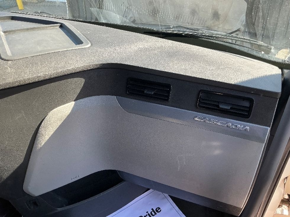 Sleeper Tractor-Heavy Duty Tractors-Freightliner-2022-T12664ST-East Chicago-IN-425,034\n\t\tmiles-$ 72,500 - Image 13