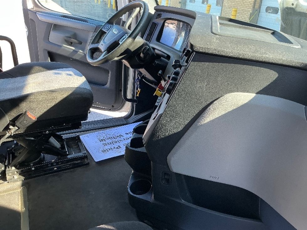 Sleeper Tractor-Heavy Duty Tractors-Freightliner-2022-T12664ST-East Chicago-IN-425,034\n\t\tmiles-$ 72,500 - Image 14