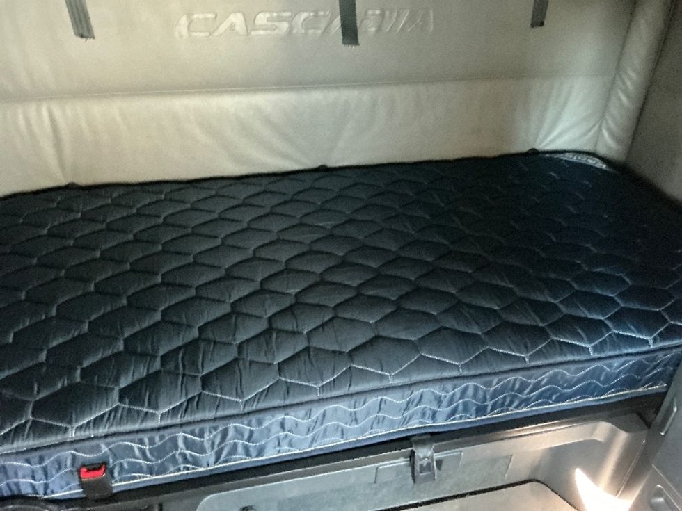 Sleeper Tractor-Heavy Duty Tractors-Freightliner-2022-T12664ST-East Chicago-IN-425,034\n\t\tmiles-$ 72,500 - Image 16