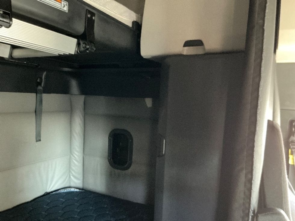 Sleeper Tractor-Heavy Duty Tractors-Freightliner-2022-T12664ST-East Chicago-IN-425,034\n\t\tmiles-$ 72,500 - Image 17