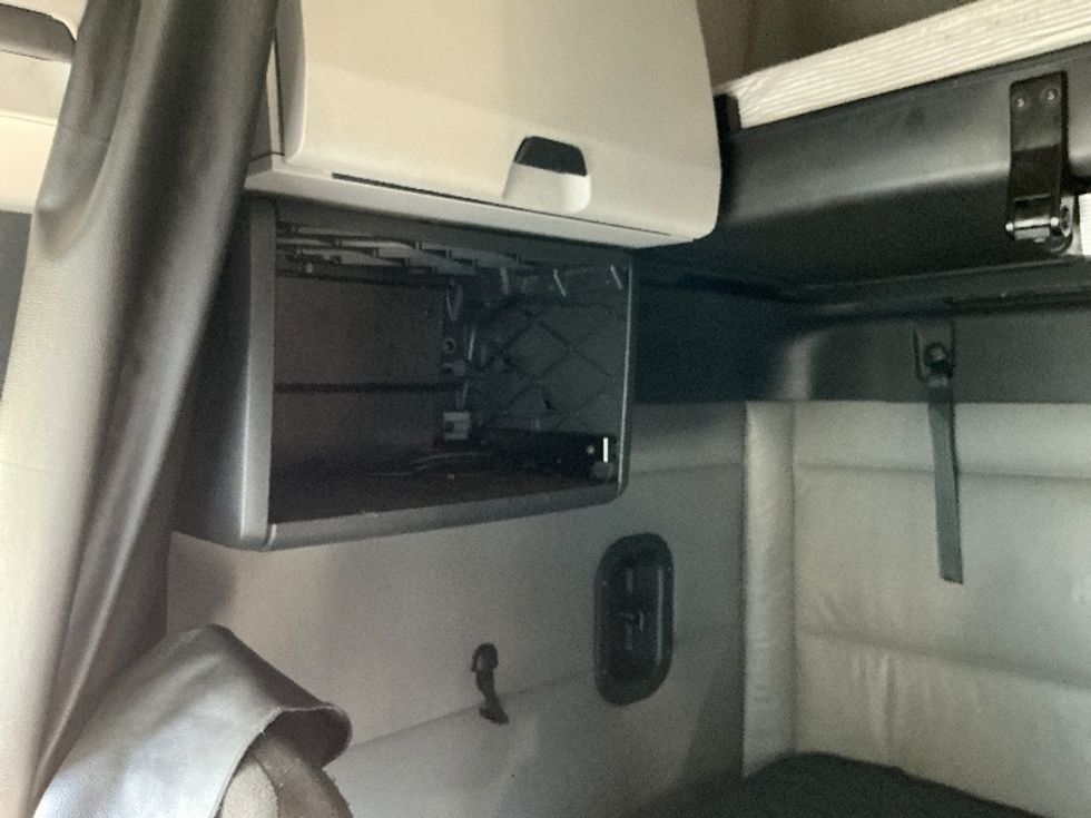 Sleeper Tractor-Heavy Duty Tractors-Freightliner-2022-T12664ST-East Chicago-IN-425,034\n\t\tmiles-$ 72,500 - Image 18