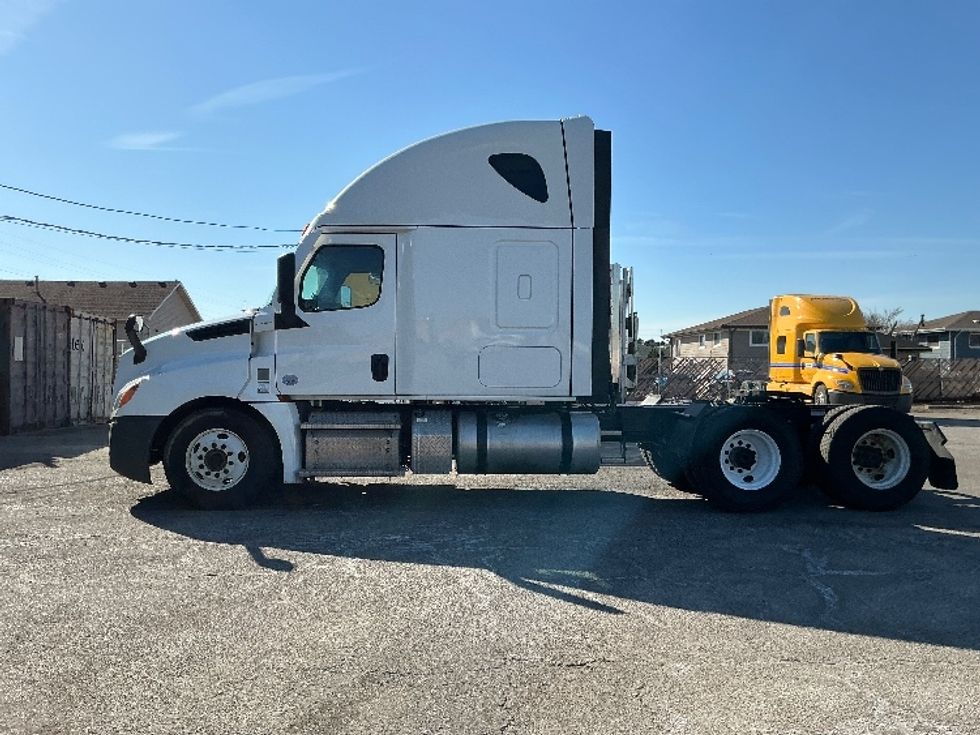 Sleeper Tractor-Heavy Duty Tractors-Freightliner-2022-T12664ST-East Chicago-IN-425,034\n\t\tmiles-$ 72,500 - Image 3