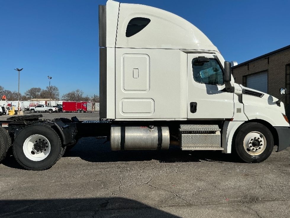 Sleeper Tractor-Heavy Duty Tractors-Freightliner-2022-T12664ST-East Chicago-IN-425,034\n\t\tmiles-$ 72,500 - Image 7
