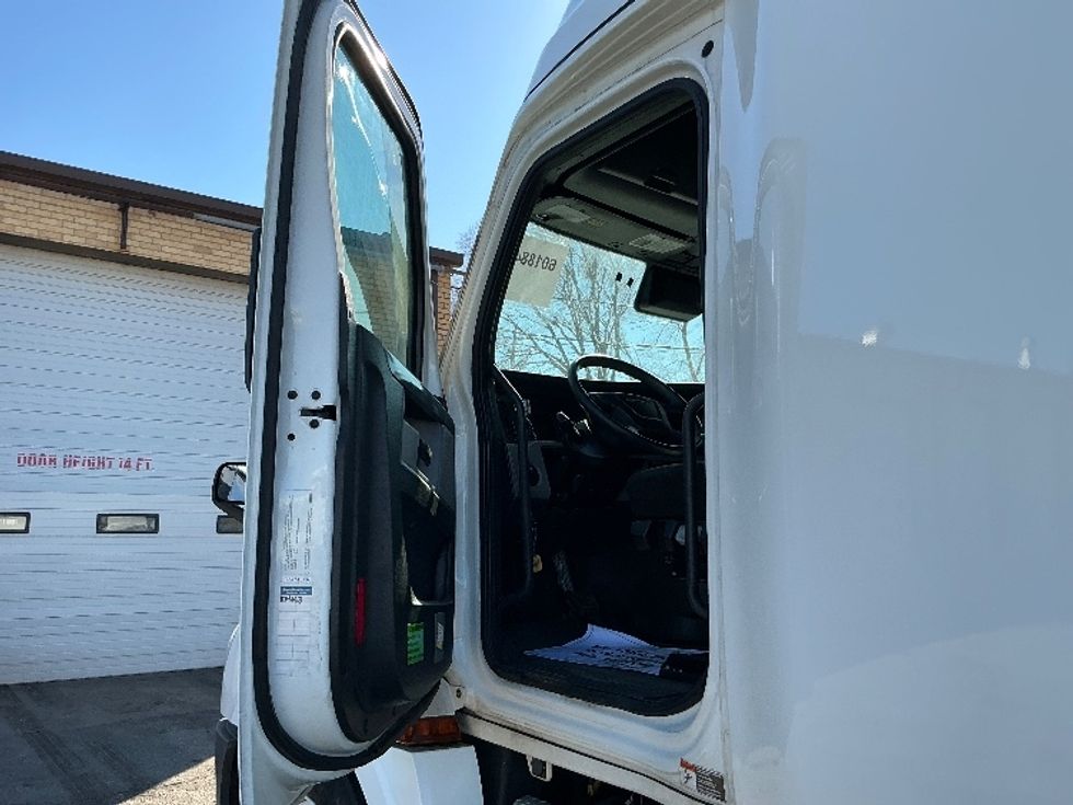 Sleeper Tractor-Heavy Duty Tractors-Freightliner-2022-T12664ST-East Chicago-IN-425,034\n\t\tmiles-$ 72,500 - Image 8