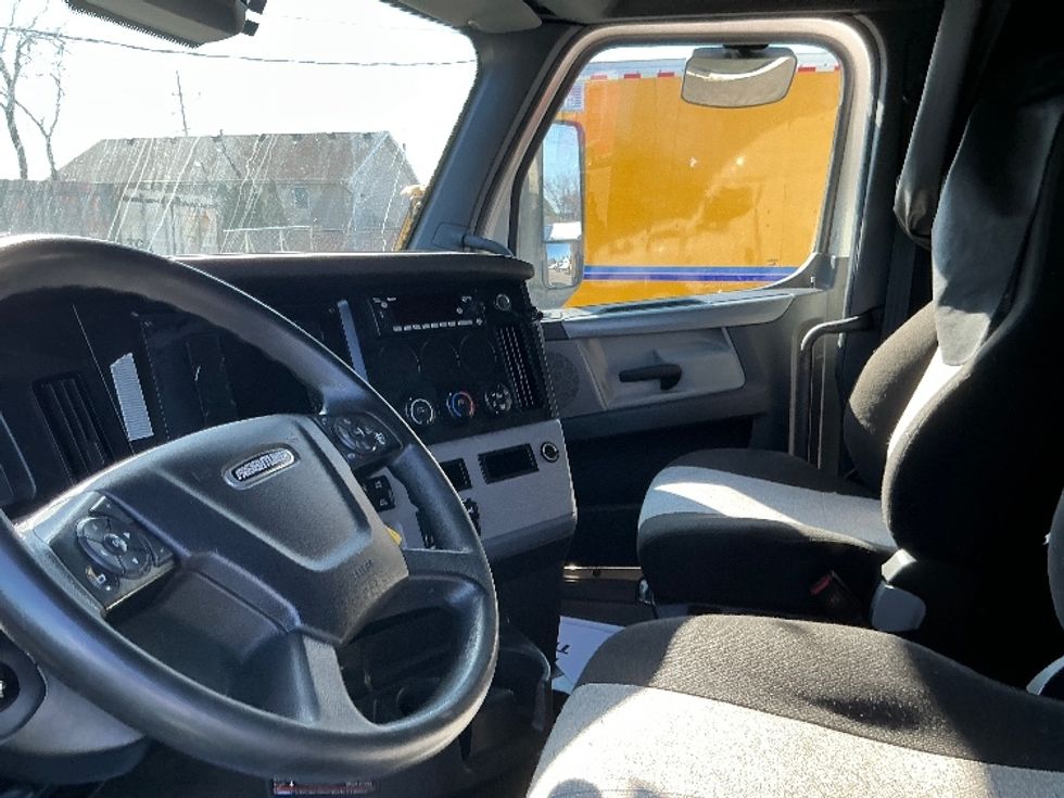 Sleeper Tractor-Heavy Duty Tractors-Freightliner-2022-T12664ST-East Chicago-IN-425,034\n\t\tmiles-$ 72,500 - Image 9